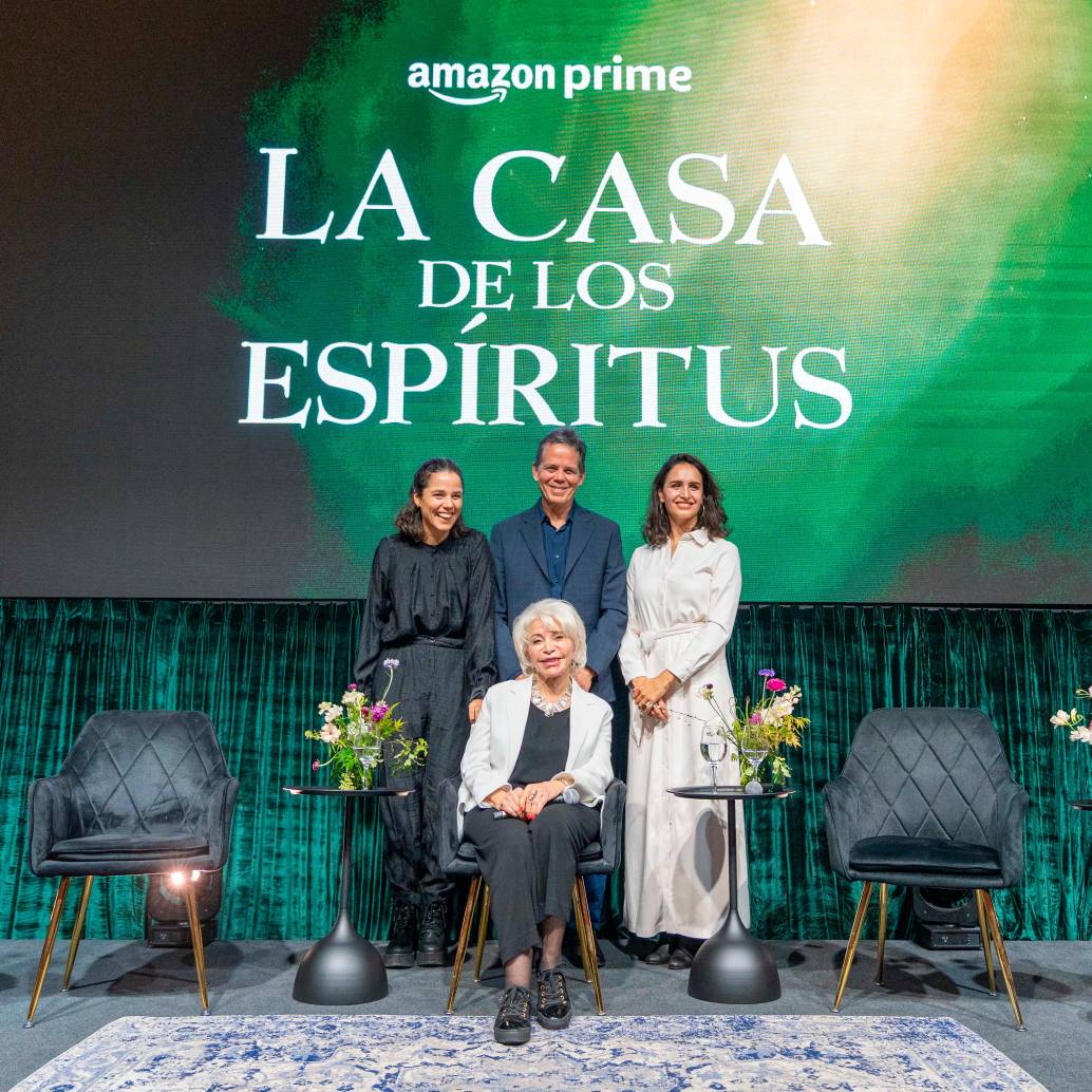 Isabel Allende con los tres showrunners de la serie: Francisca Alegría, Fernanda Urrejola y Andrés Wood. FOTO Cortesía Prime Video