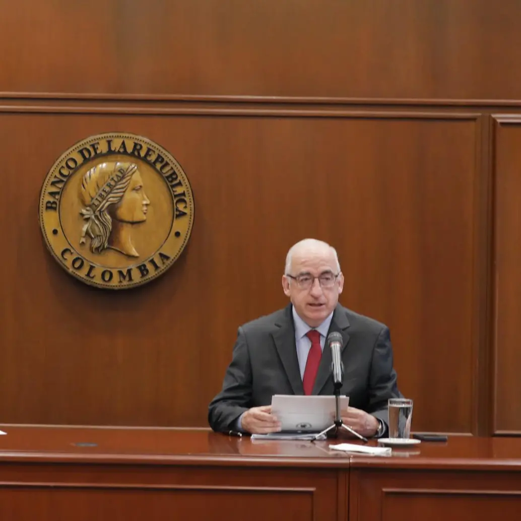 El caso cobra especial relevancia en medio de recientes tensiones entre el Gobierno Petro y el Banco de la República. En la foto, el ministro de Hacienda Germán Ávila; y el gerente del Emisor, Leonardo Villar. FOTO: Cortesía Banco de la República