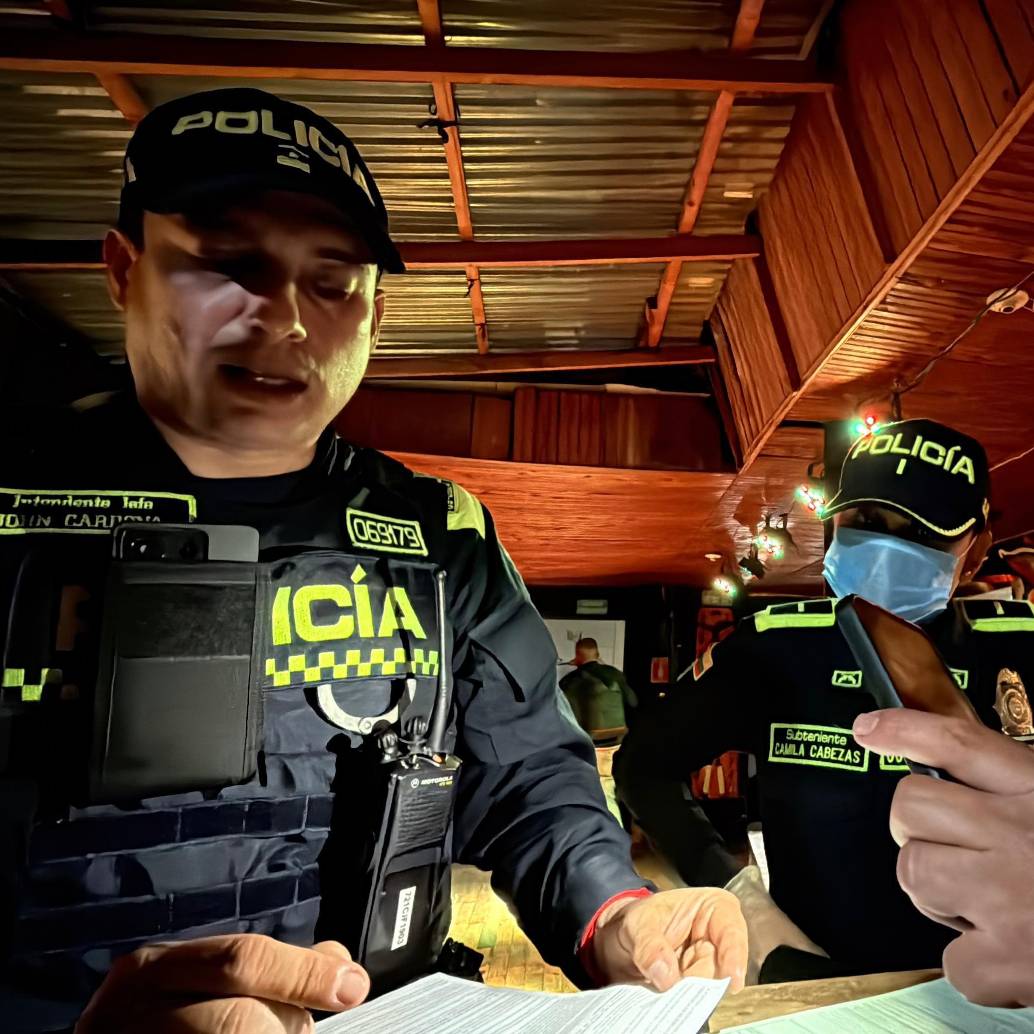 Agentes de Policía realizan revisión de uno de los establecimientos en Rionegro. FOTO: Cortesía