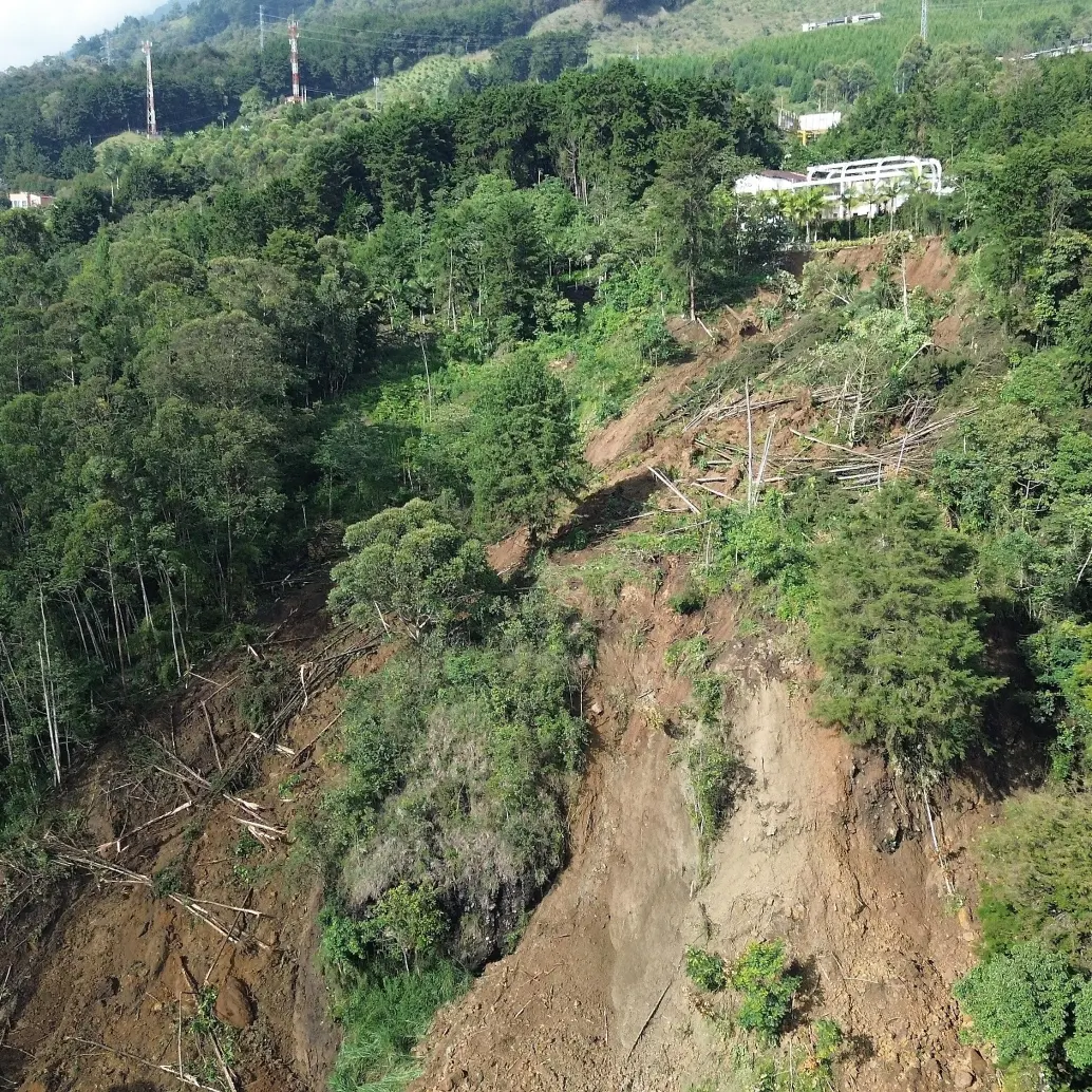 Corantioquia ordenó suspender las obras en la parte alta de la montaña. FOTO: MANUEL SALDARRIAGA