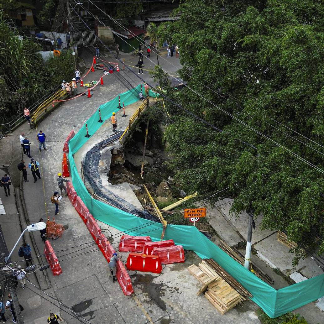Aspecto del daño en el puente de acceso a San Antonio de Prado, sobre la quebrada La Limona. FOTO: Manuel Saldarriaga Quintero
