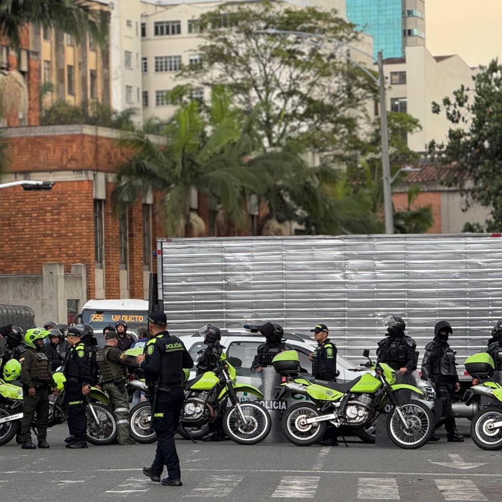 400 miembros de la Fuerza Pública y funcionarios del distrito participaron en el operativo contra el delito. FOTO: CORTESÍA ALCALDÍA DE MEDELLÍN.