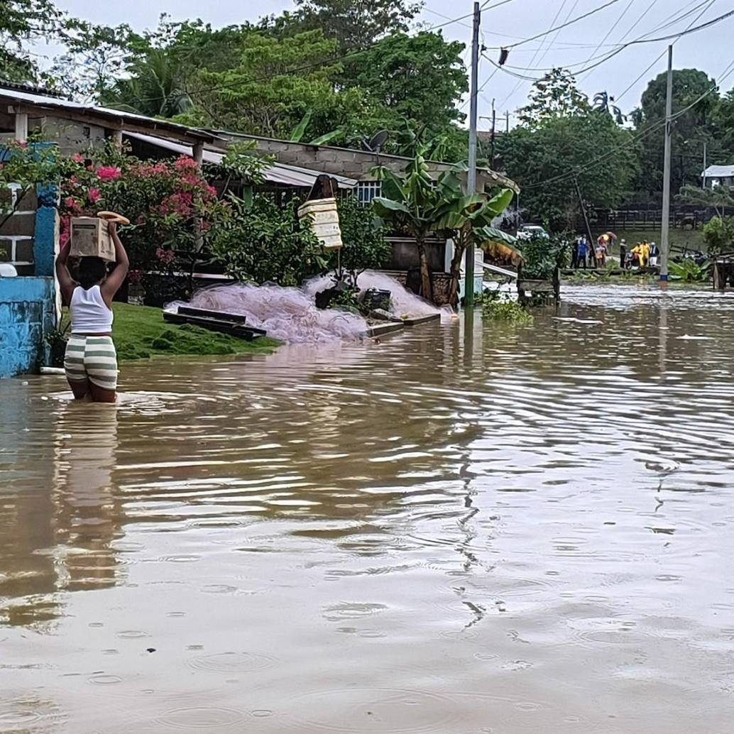En el municipio de San Juan de Urabá las calles están totalmente inundadas. La Alcaldía declaró Urgencia Manifiesta y Calamidad Pública y se pidió la evacuación inmediata a las familias que viven aledaño al río San Juan de Urabá. FOTO: Cortesía Alcaldía de San Juan de Urabá