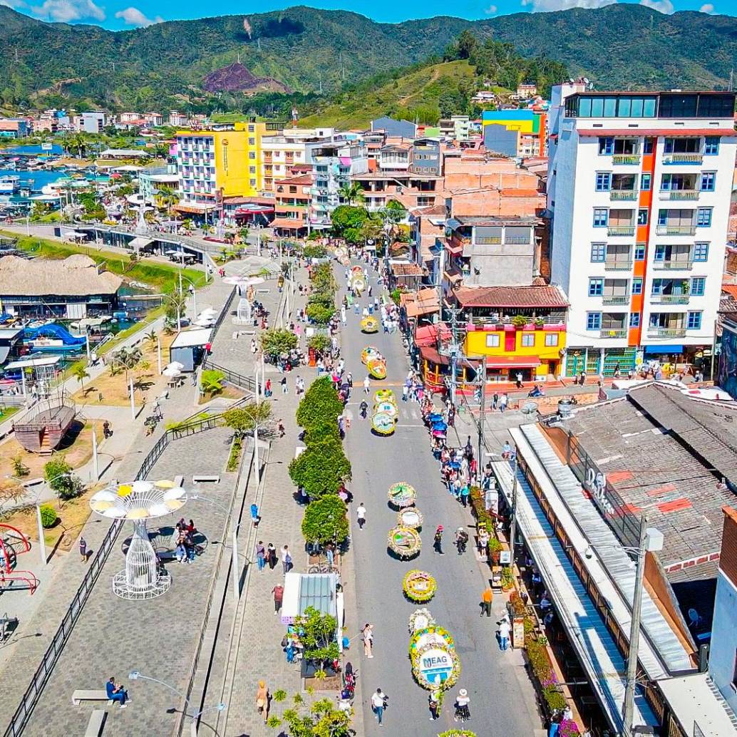 51 silleteros desfilaron por las calles de Gutapé. FOTO: CORTESÍA