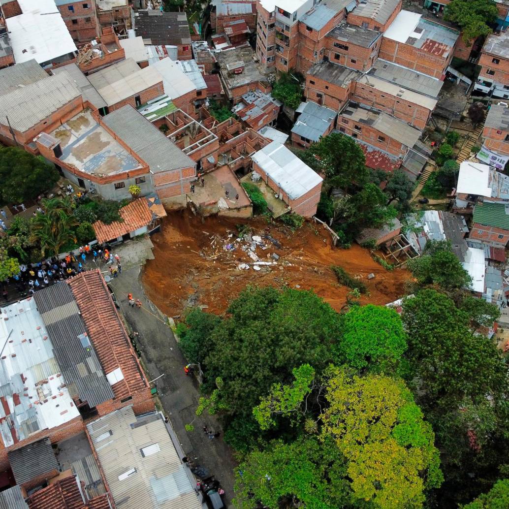 Una llamada oportuna evitó que el movimiento en masa que sepultó tres casas cobrara víctimas. FOTOS: CAMILO SUÁREZ Y JULIO HERRERA