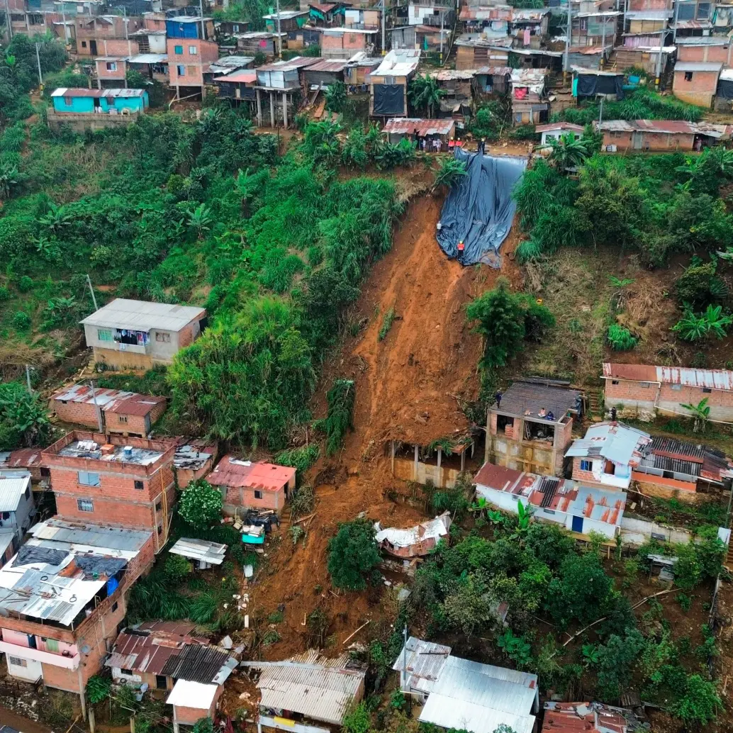 Además de las dos viviendas arrasadas, el Distrito ordenó la evacuación preventiva de otras siete casas, dado que el terreno continuaba inestable. FOTOS Camilo Suárez