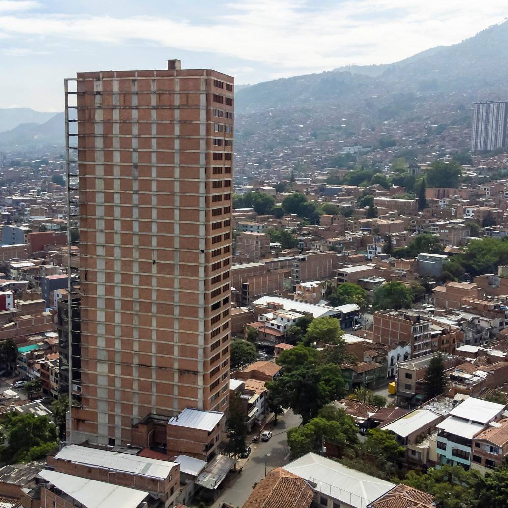 Aspecto del edificio Berlín ubicado en el barrio Aranjuez, uno de los proyectos que se quedó inconcluso en Medellín. <b><span class="mln_uppercase_mln"> </span></b>FOTO<b><span class="mln_uppercase_mln"> CAMILO SUÁREZ</span></b>