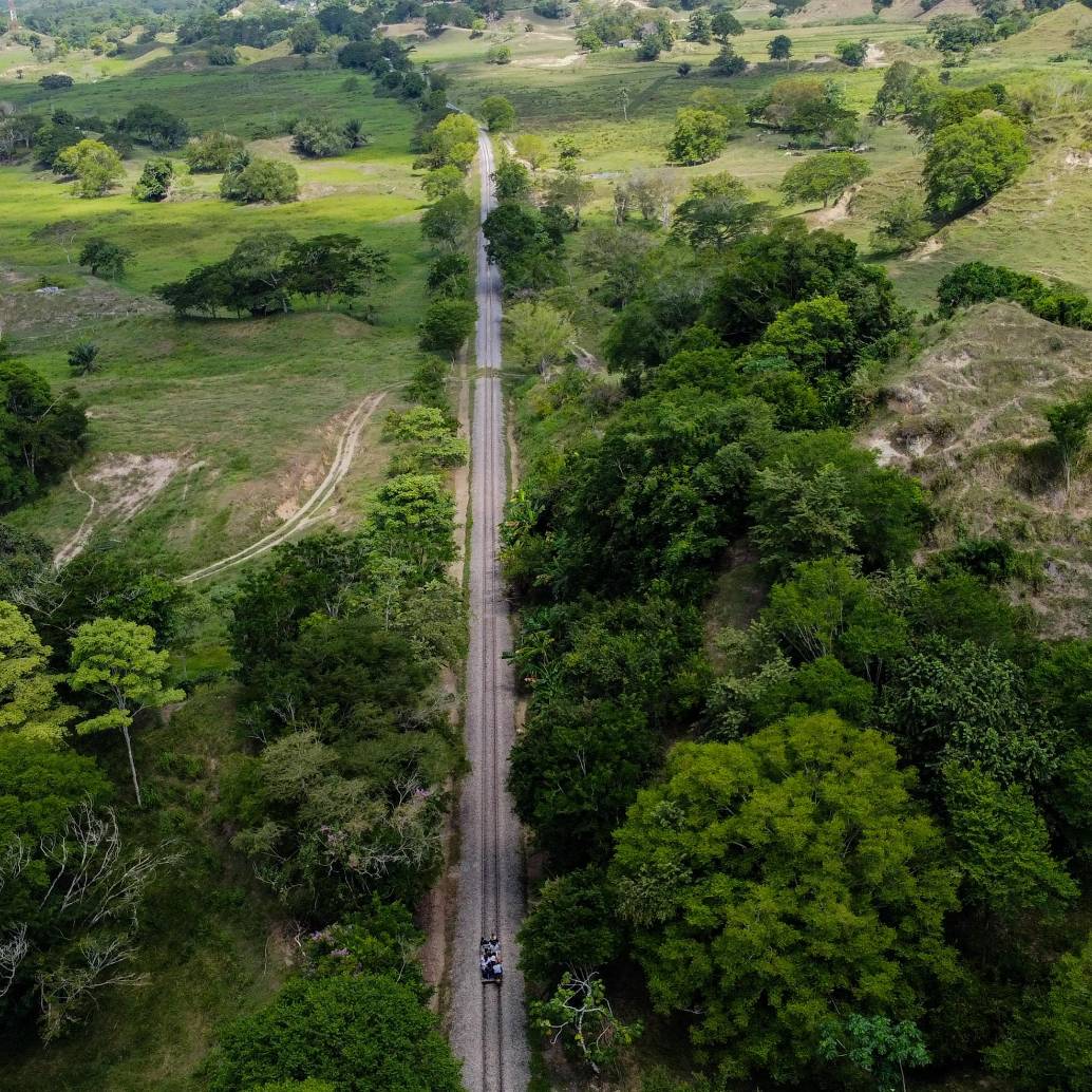Vías ferrocarril viejo de Antioquia, camino a Estación Cocorná, corregimiento de Puerto Triunfo, el río Magdalena. Foto: Club de los Perdidos y Cristina Rodríguez. 