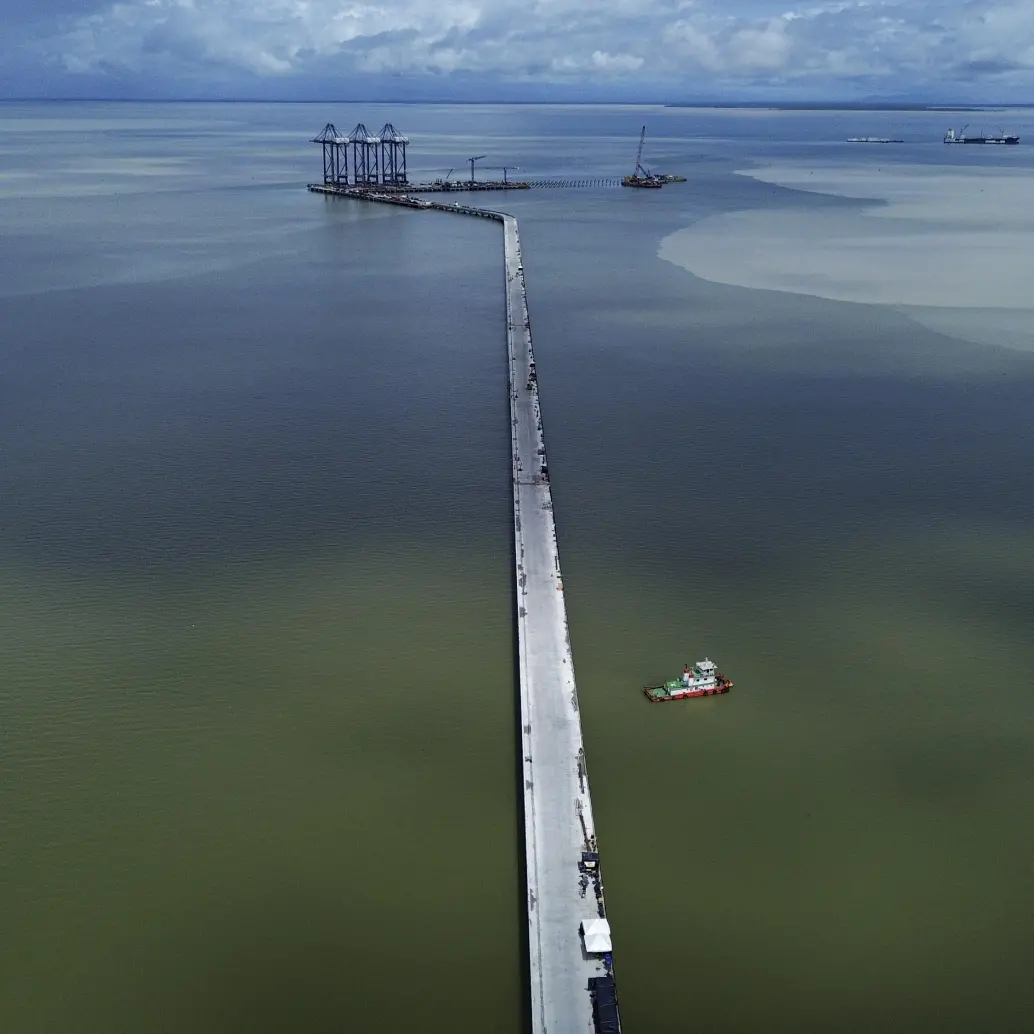 Tras la culminación del puente sobre el río León y el viaducto, el proyecto está volcado en concluir su muelle antes de noviembre de 2025. FOTO: Manuel Saldarriaga Quintero