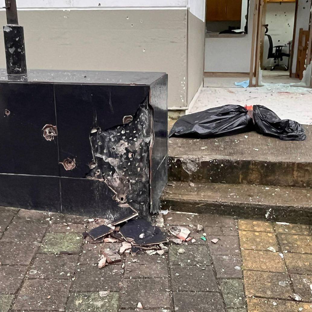 Más de 100 impactos de bala recibió la estación de policía de Valdivia en la madrugada del 11 de junio. FOTO: Tomada de redes sociales