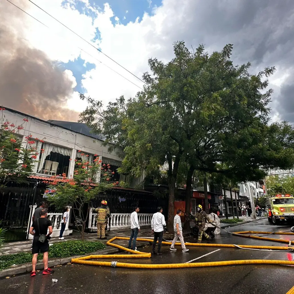 Mientras los bomberos controlaban las llamas fue necesario desviar el tráfico vehicular de la avenida 33. FOTO: Cortesía Dagrd 