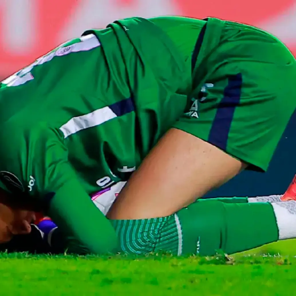 Kevin Mier, de 25 años, afronta uno de los momentos más complicados de su carrera. El portero de Cruz Azul y exNacional era uno de los opcionados a disputar la Copa Mundo con Camilo Vargas, David Ospina, Álvaro Montero y Devis Vásquez. Ahora su participación está en vilo. FOTO GETTY