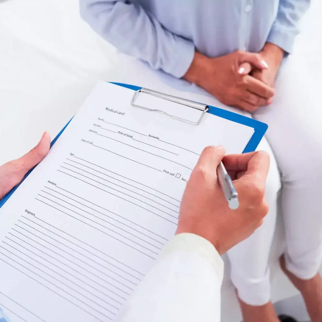 Un médico evalúa a un trabajador durante una consulta ocupacional, una de las nuevas exigencias tras una incapacidad prolongada. FOTO: SHUTTERSTOCK