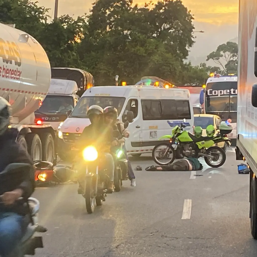 Accidente en la Avenida Paralela por el puente de la Madre Laura. FOTO: EL COLOMBIANO