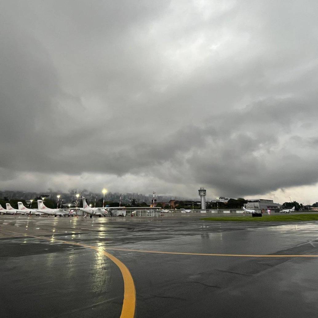 Aspecto de la pista del aeropuerto Olaya Herrera durante la mañana de este martes. FOTO: Cortesía Airplan