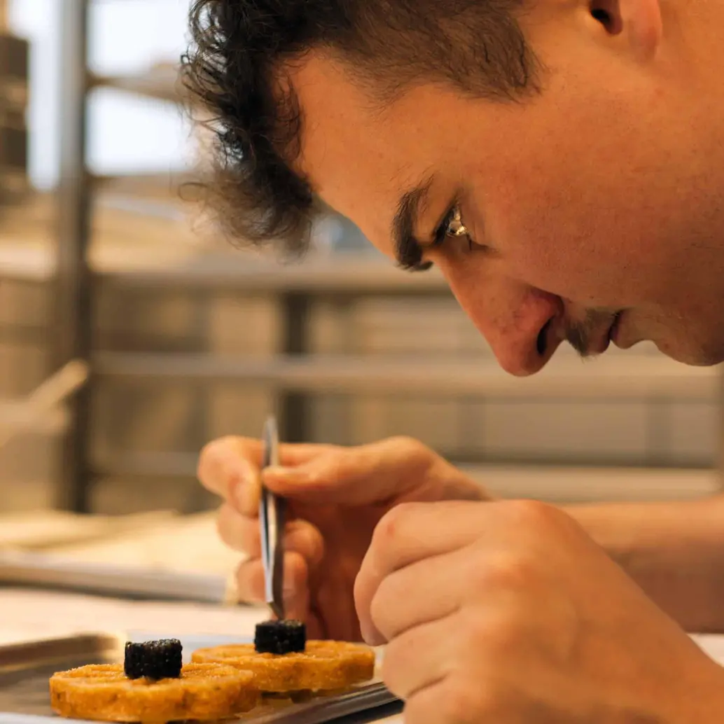 La serie <i>Knife Edge: Chasing Michelin Stars </i>recorre 19 restaurantes. FOTO Apple TV+