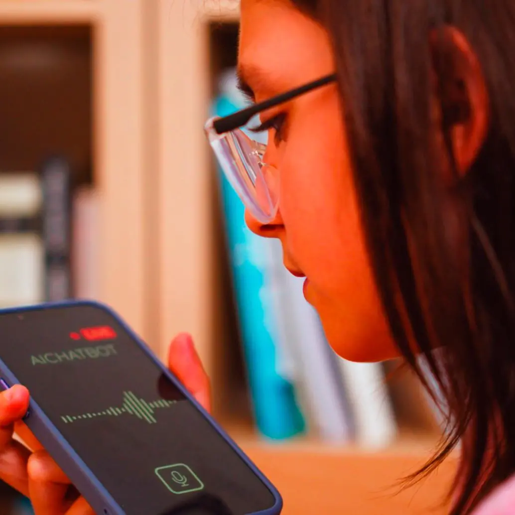 Entre otras cosas, este actualización bloqueará contenido sexual explícito y otros contenidos dañinos. También facilitará la intervención de las autoridades para garantizar la seguridad, en caso de que sea necesario. Foto Getty. 