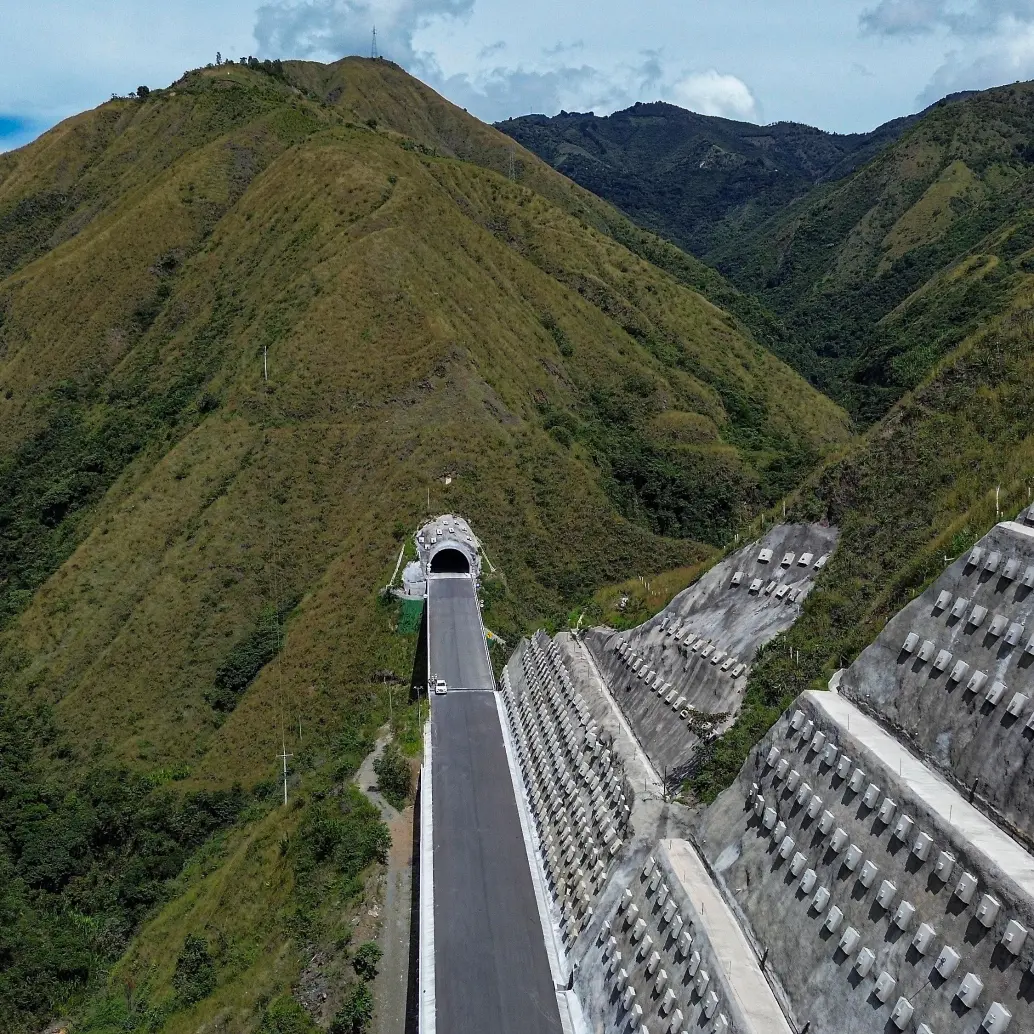 Construcciones El Cóndor recibió una adición contractual por $24.975 millones para garantizar la continuidad de las obras de acceso al Túnel del Toyo en Antioquia. FOTO Manuel Saldarriaga