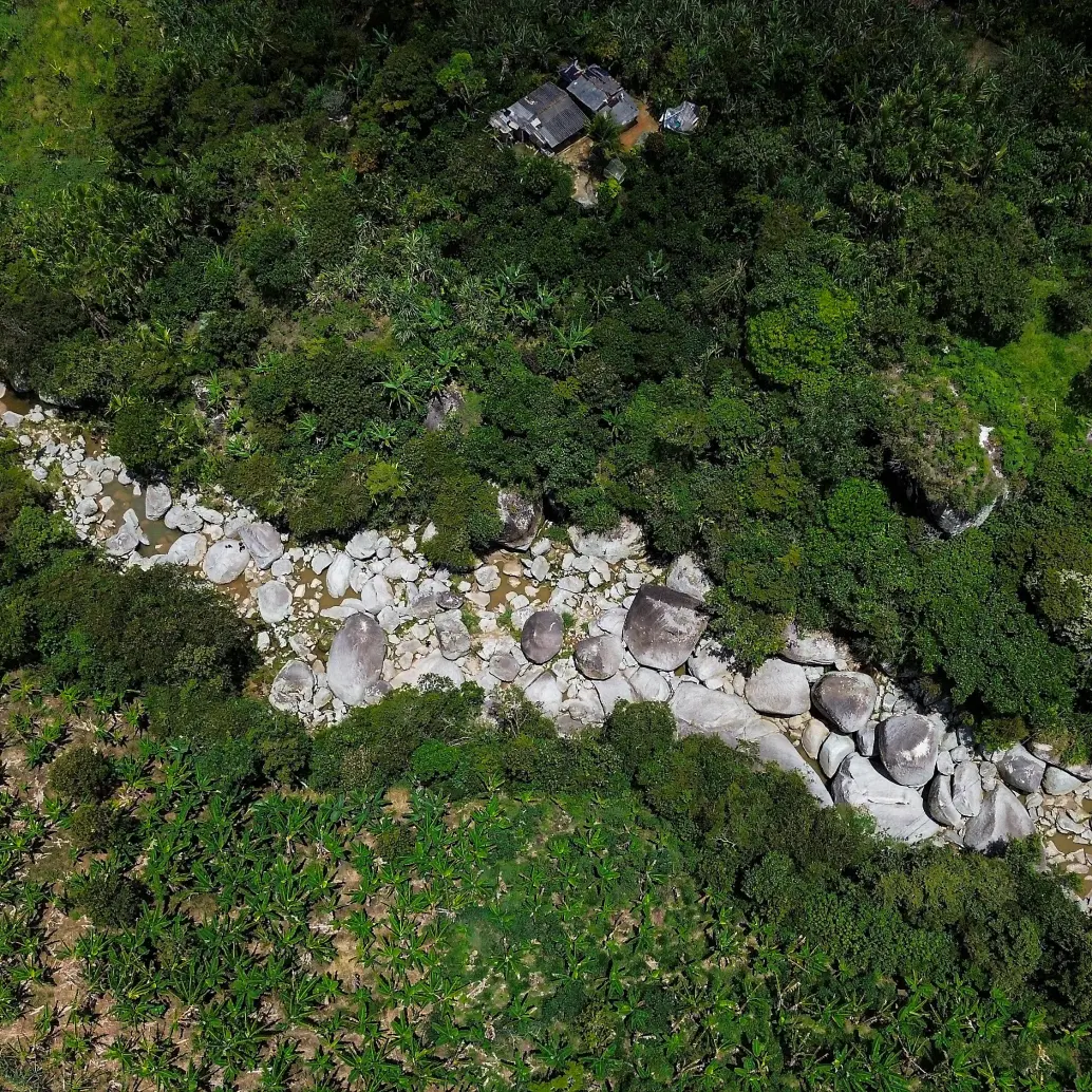 Rocas gigantes pertenecientes al batolito antioqueño se apropian del lecho. Es un tramo de poco menos de un kilómetro. <b><span class="mln_uppercase_mln"> </span></b>FOTO<b><span class="mln_uppercase_mln"> Manuel Saldarriaga</span></b>