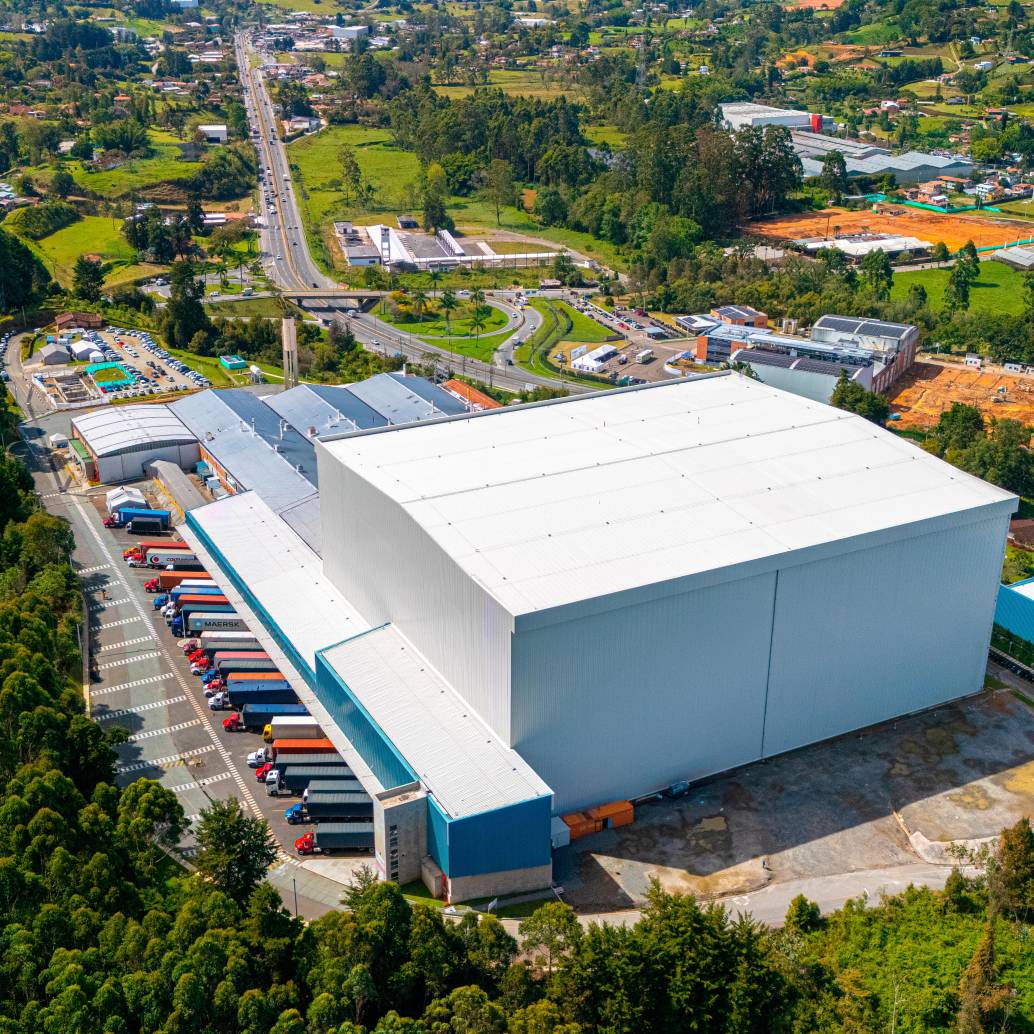 Arriba, panorámica del centro de distribución de Essity en Rionegro. Abajo, aspecto del traslado automático de los productos.<b><span class="mln_uppercase_mln"> </span></b>FOTOS<b><span class="mln_uppercase_mln"> cortesía Essity</span></b>
