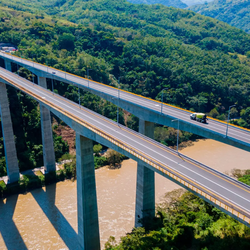 Odinsa alcanzó por primera vez la calificación ‘AAA(col)’ otorgada por Fitch Ratings, la máxima nota crediticia en Colombia, respaldada por su solidez financiera y estrategia de crecimiento. FOTO cortesía Odinsa