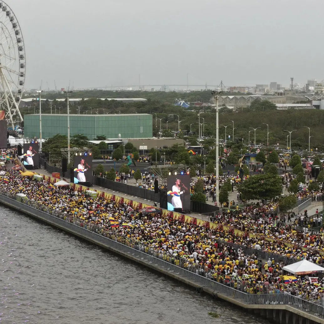 Cierre de campaña de Abelardo De la Espriella en la explanada del Pabellón de Cristal del Gran Malecón de Barranquilla, con más de 50.000 simpatizantes presentes. FOTO redes sociales
