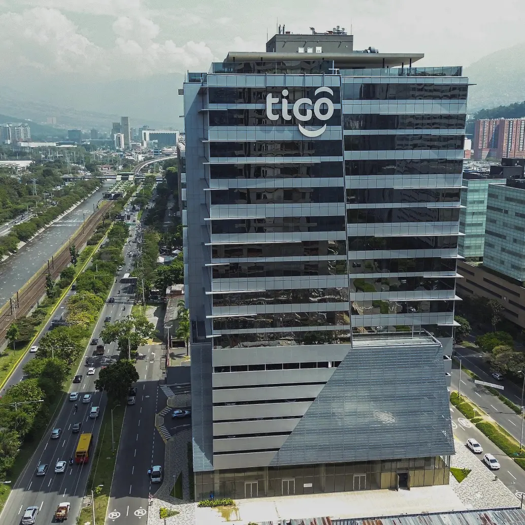 Instalaciones de Tigo en Medellín, en el sector de Cuidad del Río. FOTO: Manuel Saldarriaga Quintero