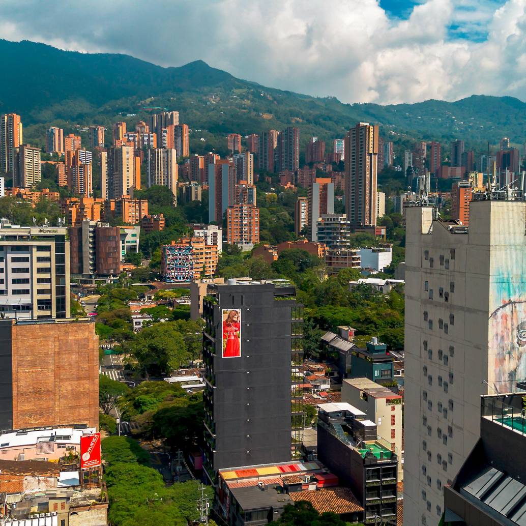 La capital paisa vio cómo la desocupación cayó del 7,9% al 6,7% entre agosto y octubre de este año, hecho que explica en gran medida la fuerza del mercado laboral y el aumento de los ingresos per cápita. FOTO CAMILO SUÁREZ