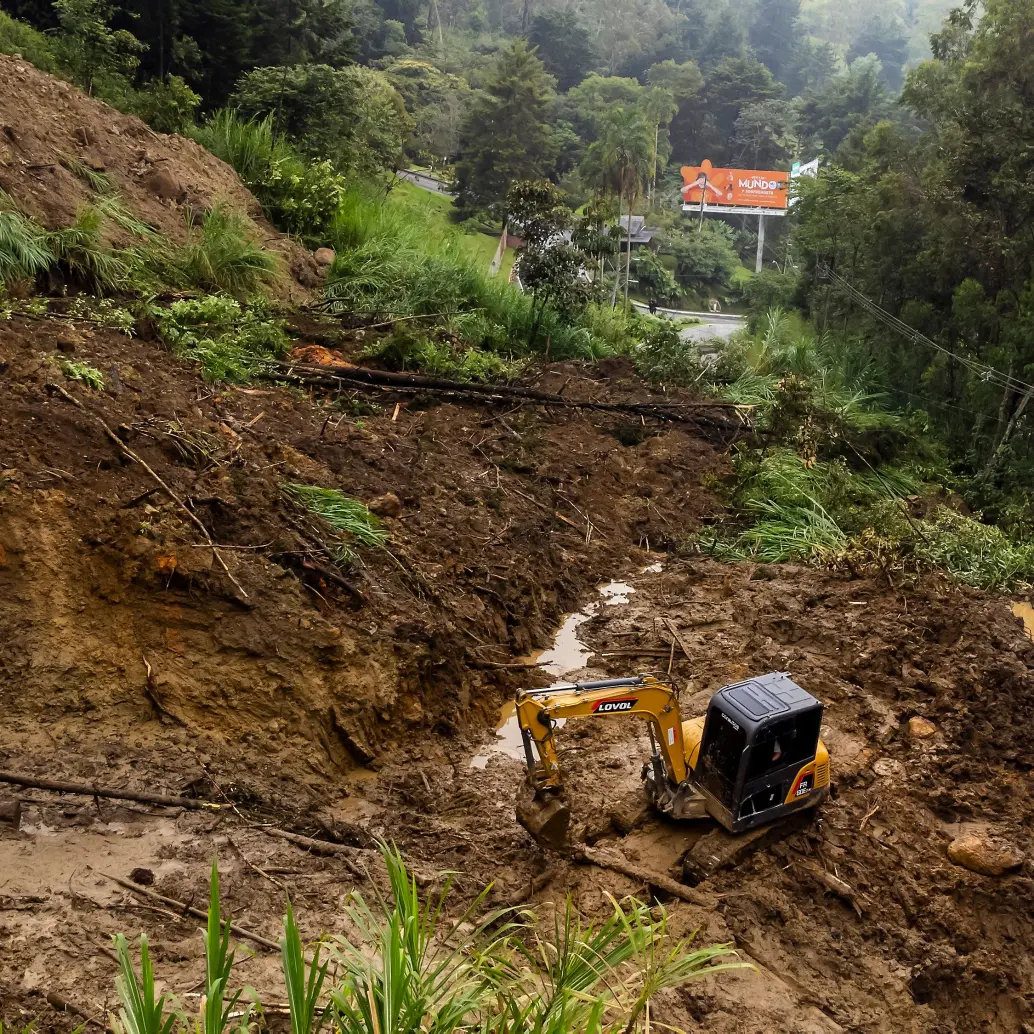 El alcalde Gutiérrez aseguró que si el clima lo permite podrían rehabilitar la vía este viernes 9 de mayo. FOTO: MANUEL SALDARRIAGA