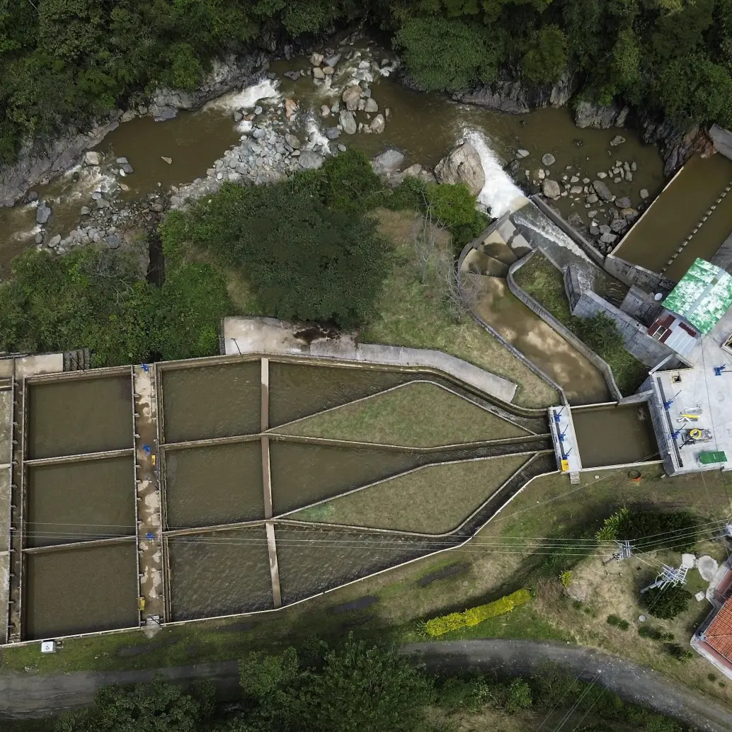 Según el gremio de las pequeñas hidroeléctricas del país, uno de los problemas es que la contribución extra que les exige la emergencia económica se aplica de manera homogénea a todos los generadores, sin diferenciar tecnologías, escalas ni estructuras financieras. Foto: Manuel Saldarriaga 
