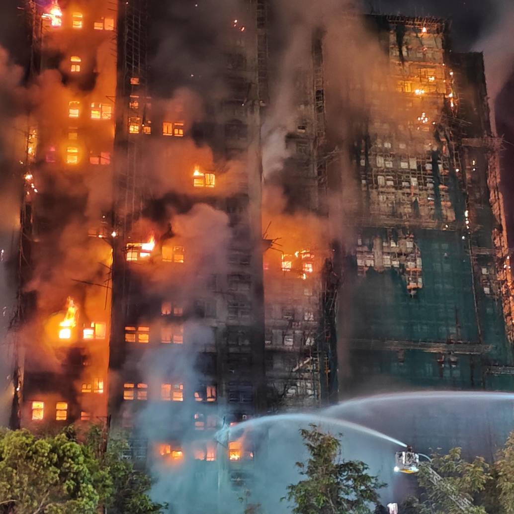 El incendio comenzó en la tarde del miércoles y dada la magnitud, ya se considera el peor siniestro registrado en varias décadas en la megaurbe asiática. FOTO: Xinhua