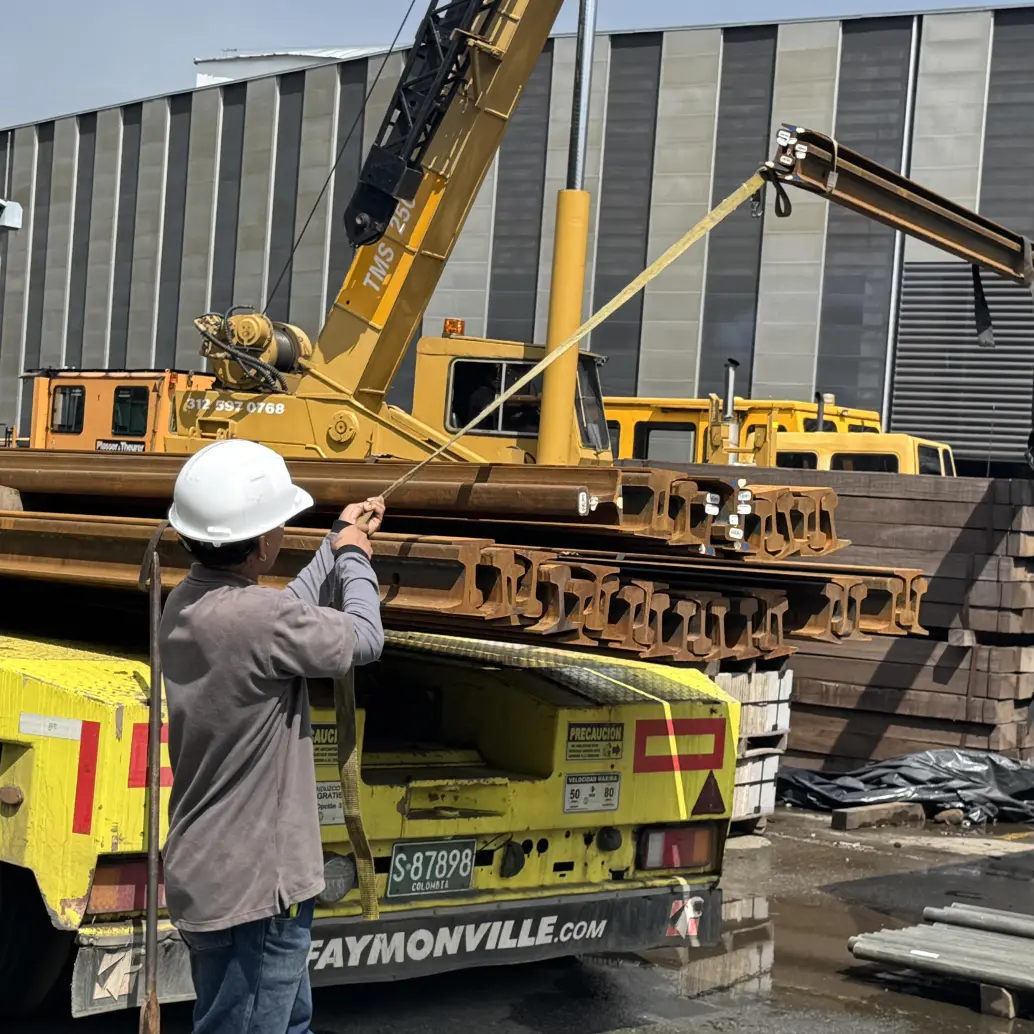 El lote de rieles llegó a territorio colombiano luego de varios días de transporte marítimo y tras ser desembarcadas en el Puerto de Barranquilla. FOTO: Cortesía Metro de Medellín