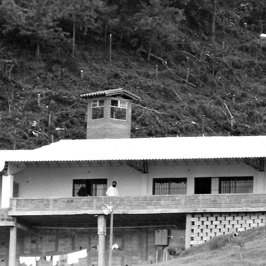 El 19 de junio de 1991, Escobar se somete a la justicia colombiana y queda recluido en la cárcel La Catedral, en Envigado. Lo hizo tras la prohibición de la extradición de colombianos por parte de la Asamblea Nacional Constituyente, que sesionaba en el país en ese momento. Foto: Hernando Vásquez “Hervásquez”.