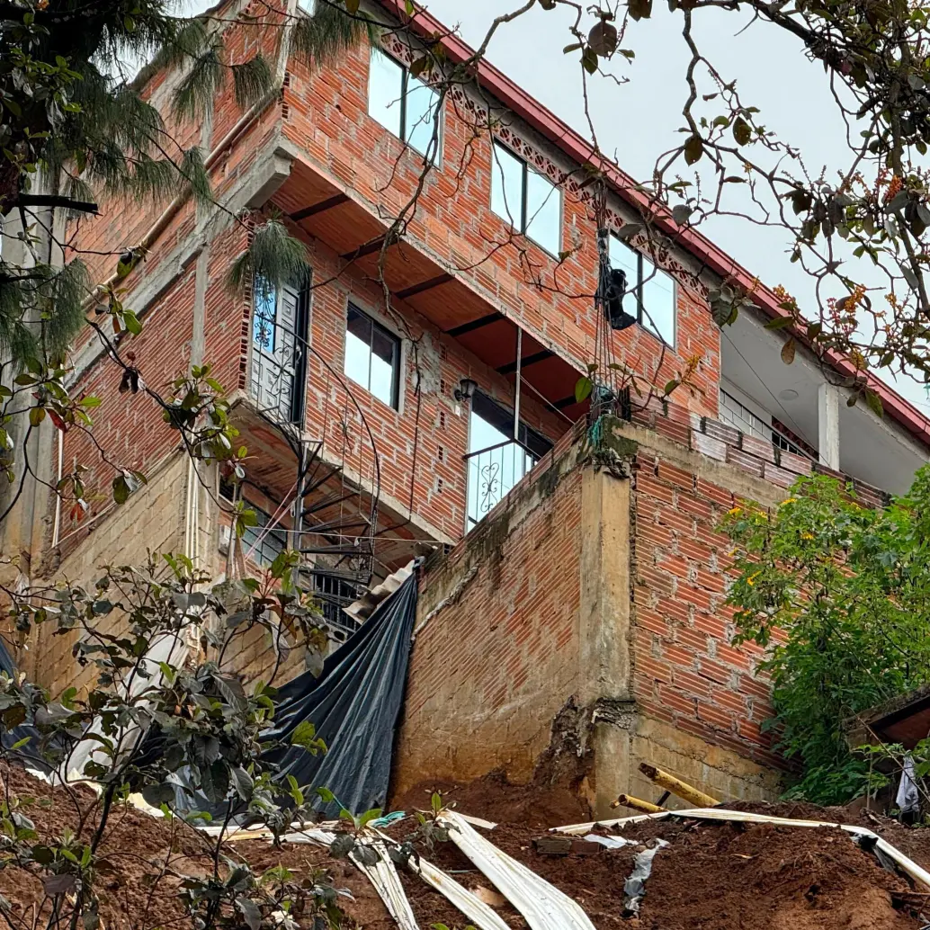 La orden de demolición de las viviendas en Villatina fue dada por considerar que representan riesgo. FOTO ALCALDÍA