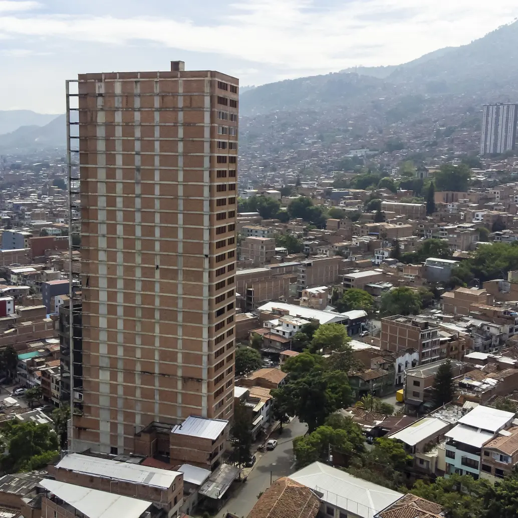 El edificio Berlín, en Aranjuez, tiene licencia para construir 31 pisos, 180 viviendas, cuatro locales comerciales, ocho oficinas y solo 15 parqueaderos para carros. En el primer piso funciona un D1. <b> </b>FOTO Camilo Suárez.