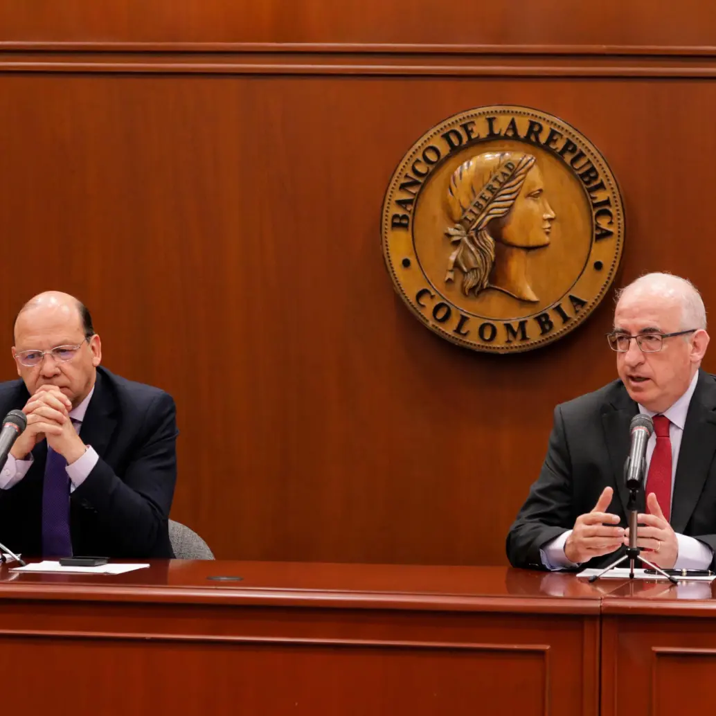 El ministro de Hacienda, Germán Ávila (izq.) y el gerente del Emisor, Leonardo Villar (der.) explicaron sus puntos de vista sobre tasas de interés, en rueda de prensa. FOTO cortesía Banco de la República