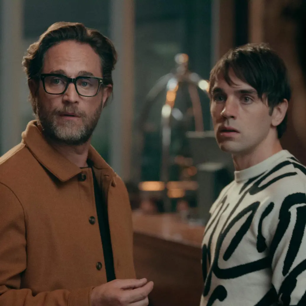 Michel Brown, a la izquierda, es uno de los protagonistas de <i>Simplemente Alicia</i>, que ya se puede ver en Netflix. A su lado el actor argentino Leo Deluglio. FOTO Cortesía