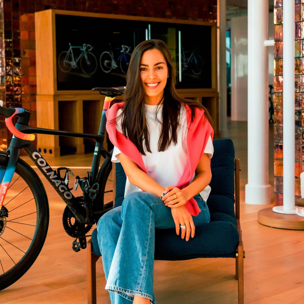 Melissa (quinta de izquierda a derecha) y el UAE Team ADQ comienzan a ganar reconocimiento en el ciclismo femenino. <span class="mln_uppercase_mln">FOTO</span> <b><span class="mln_uppercase_mln">CORTESÍA</span></b>