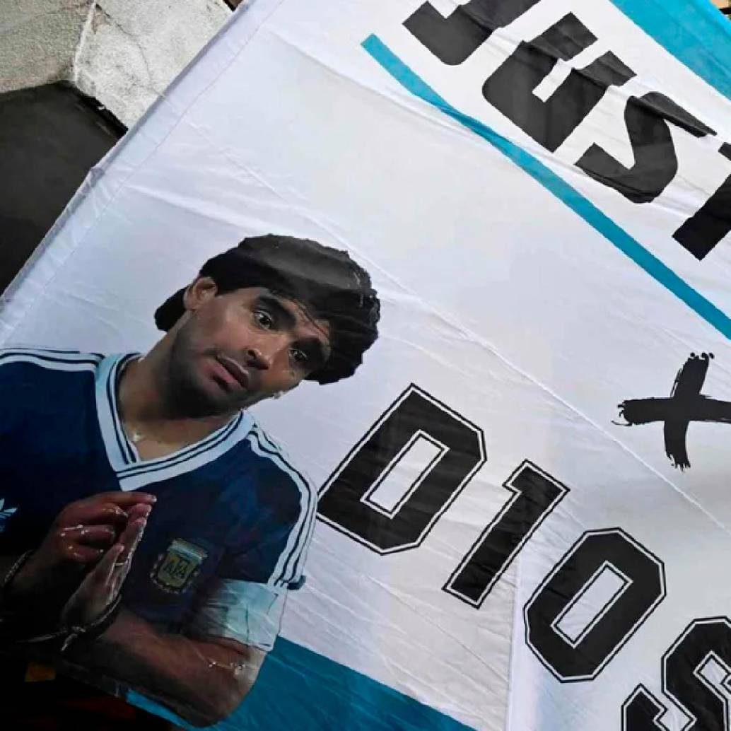 En Argentina, los seguidores de Maradona siguen pidiendo justicia tras el fallecimiento de quien es considerado uno de los mejores futbolistas de la historia del fútbol. FOTO AFP