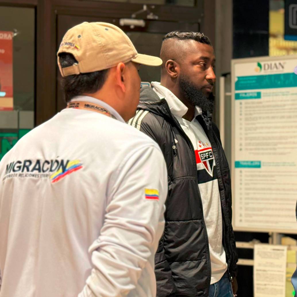 Este es el momento cuando las autoridades migratorias realizaron la expulsión de Allan Aquino de Souza rumbo a Brasil y comenzar su restricción para volver a Colombia durante cinco años. FOTO: Cortesía