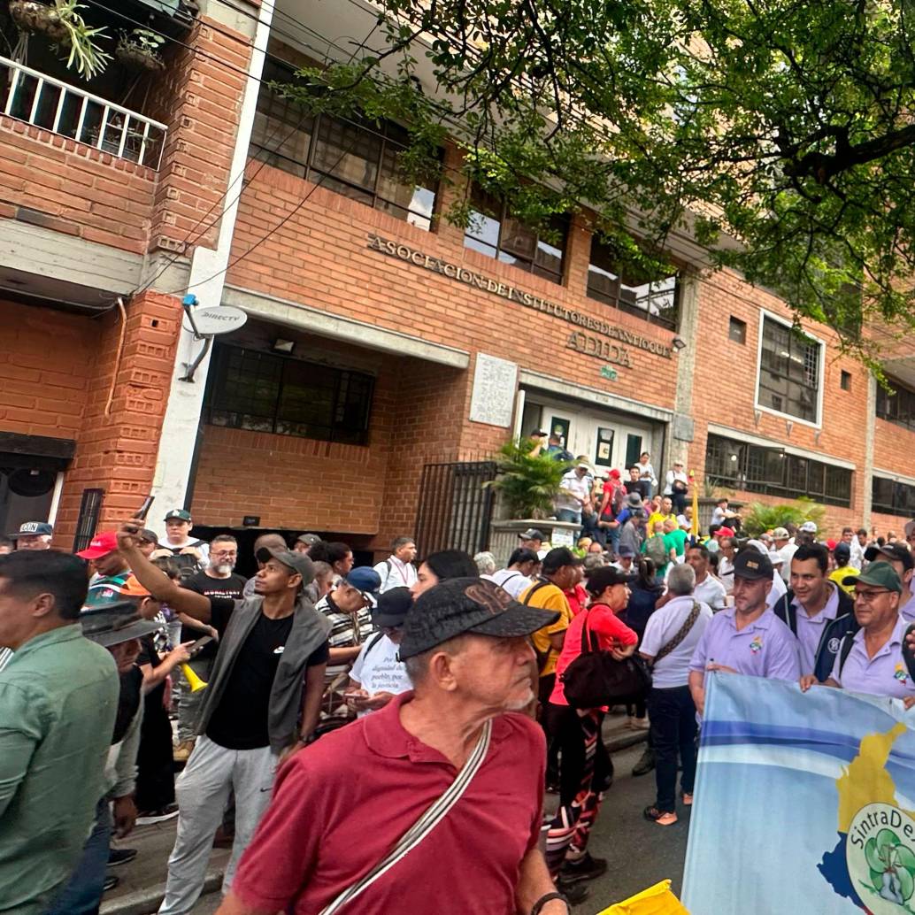 Las marchas de este martes comenzaron en la sede de Adida, en el Centro de Medellín. FOTO: Camilo Suárez