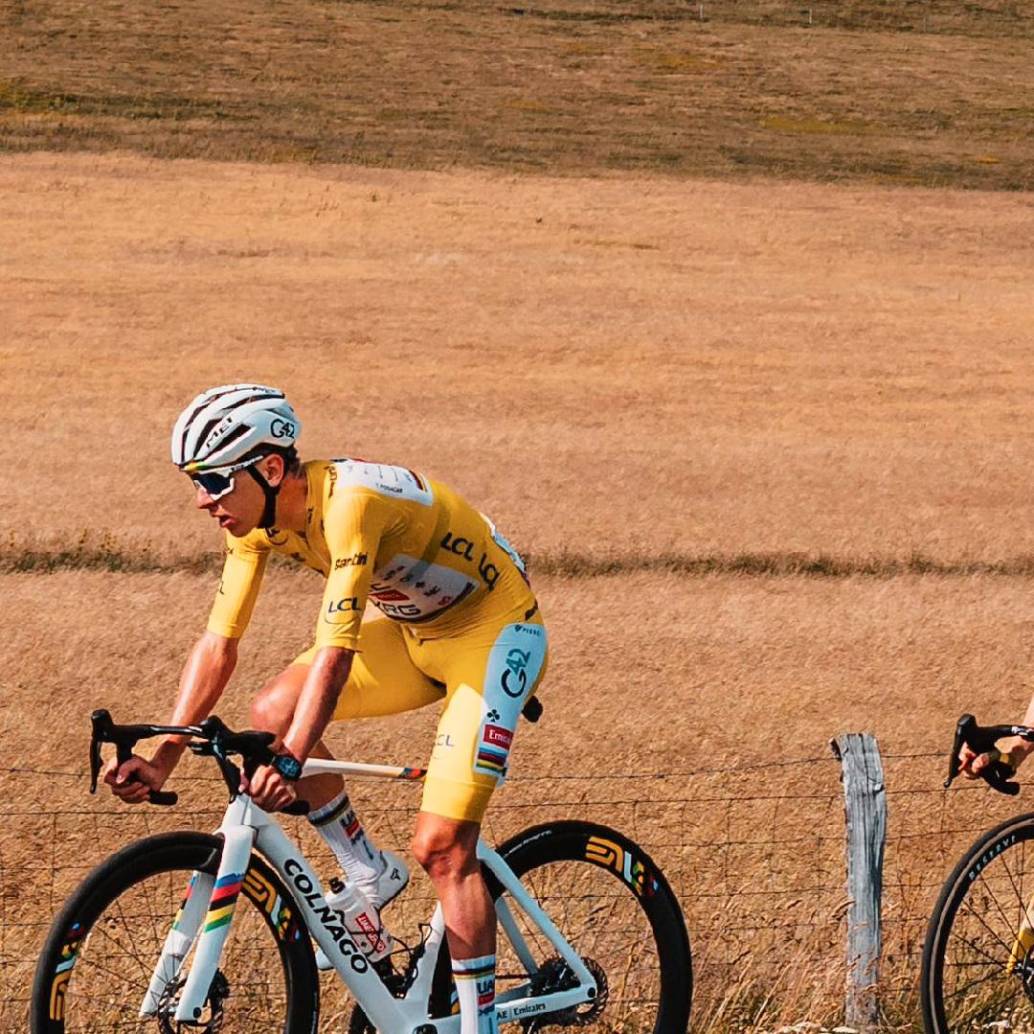 Tadej Pogacar (amarillo) cede 29 segundos en la general con el líder Ben Healy, Jonas Vingegaard (centro) pierde 1.46, y Remco Evenepoel, 1.29. FOTO: X-VISMA