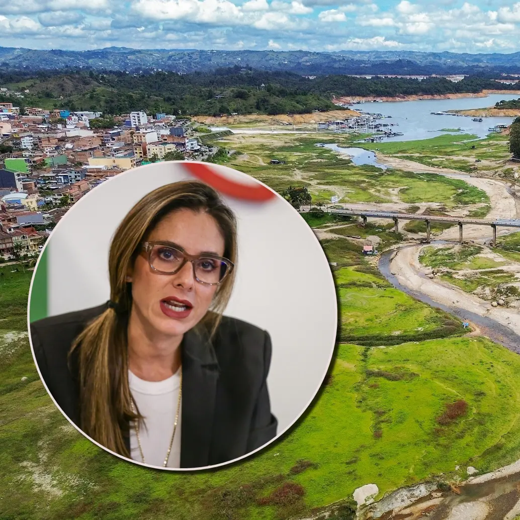 Entre las principales alertas, Natalia Gutiérrez, presidenta de Acolgen, mencionó que los embalses se encuentran alrededor de 63% de capacidad, lejos del nivel cercano al 80% que debería alcanzarse antes de diciembre para enfrentar un verano intenso.