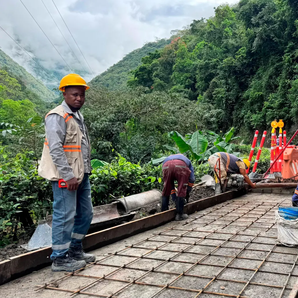 Las obras de infraestructura vial y educativa ejecutadas bajo el mecanismo de Obras por Impuestos en Dabeiba e Ituango ya alcanzan un 90 % de avance y benefician a más de 23.000 personas en Antioquia. FOTO cortesía Grupo Argos