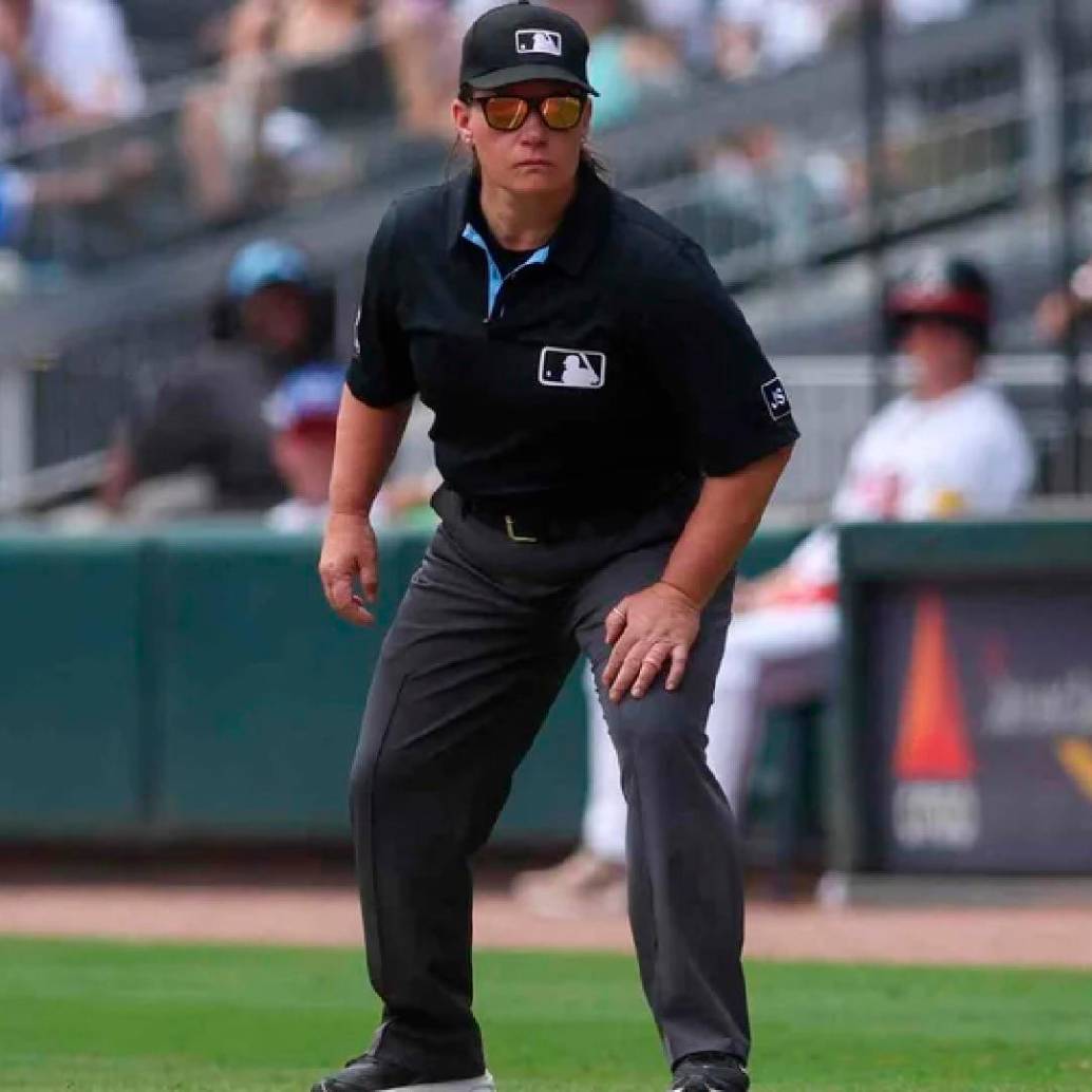 Jen Pawol, de 48 años, ya imparte justicia en el béisbol de Estados Unidos. FOTO AFP