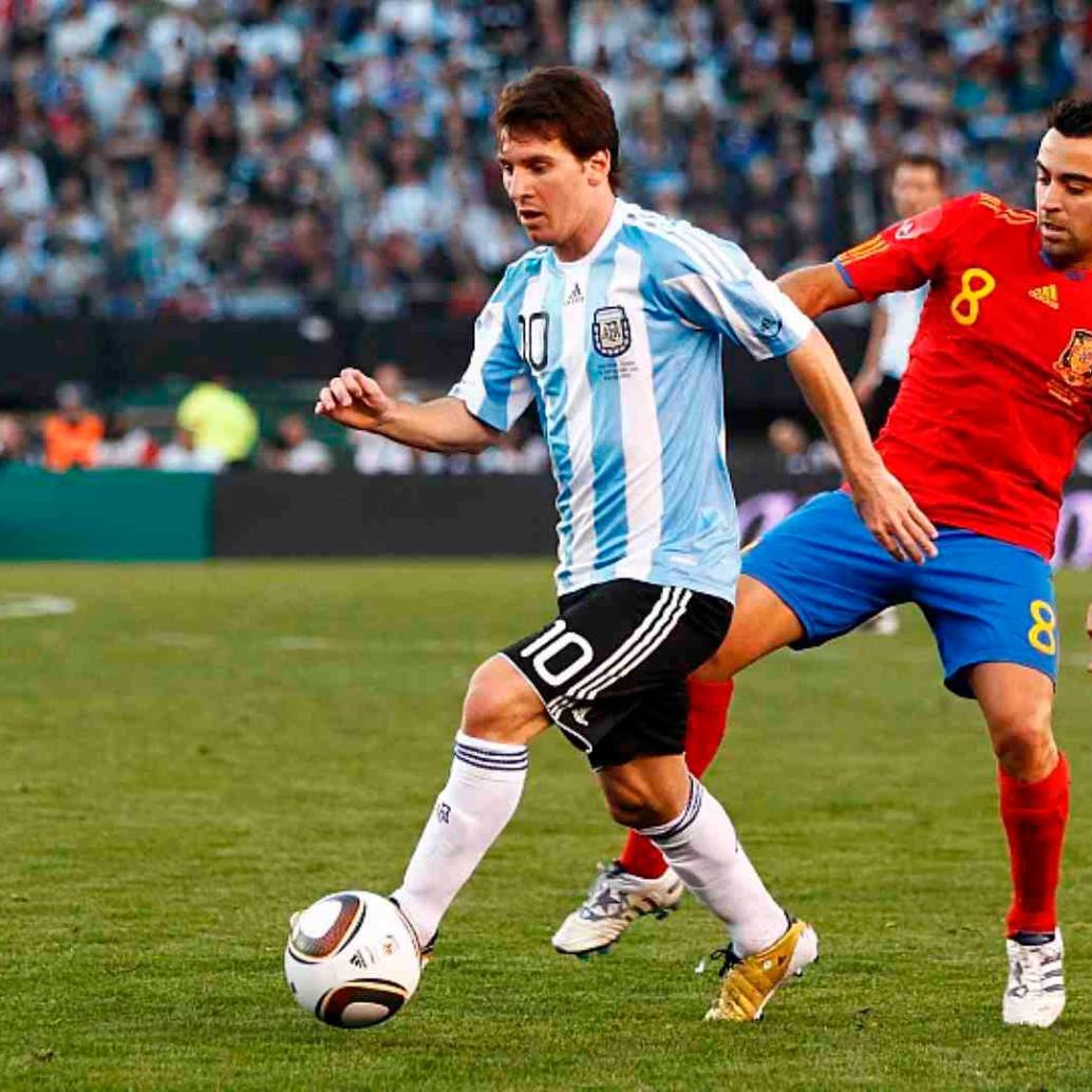 Lionel Messi en disputa del balón con Xavi Hernández en uno de los duelos que han enfrentado las selecciones de Argentina y España. FOTO TOMADA X@SEFutbol