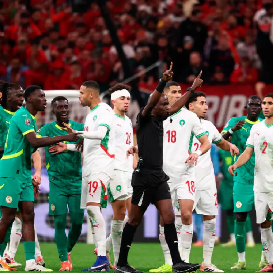 El abandono temporal del campo y los incidentes en Rabat fueron los argumentos de la CAF para declarar a Marruecos campeón por 3-0. FOTO AFP