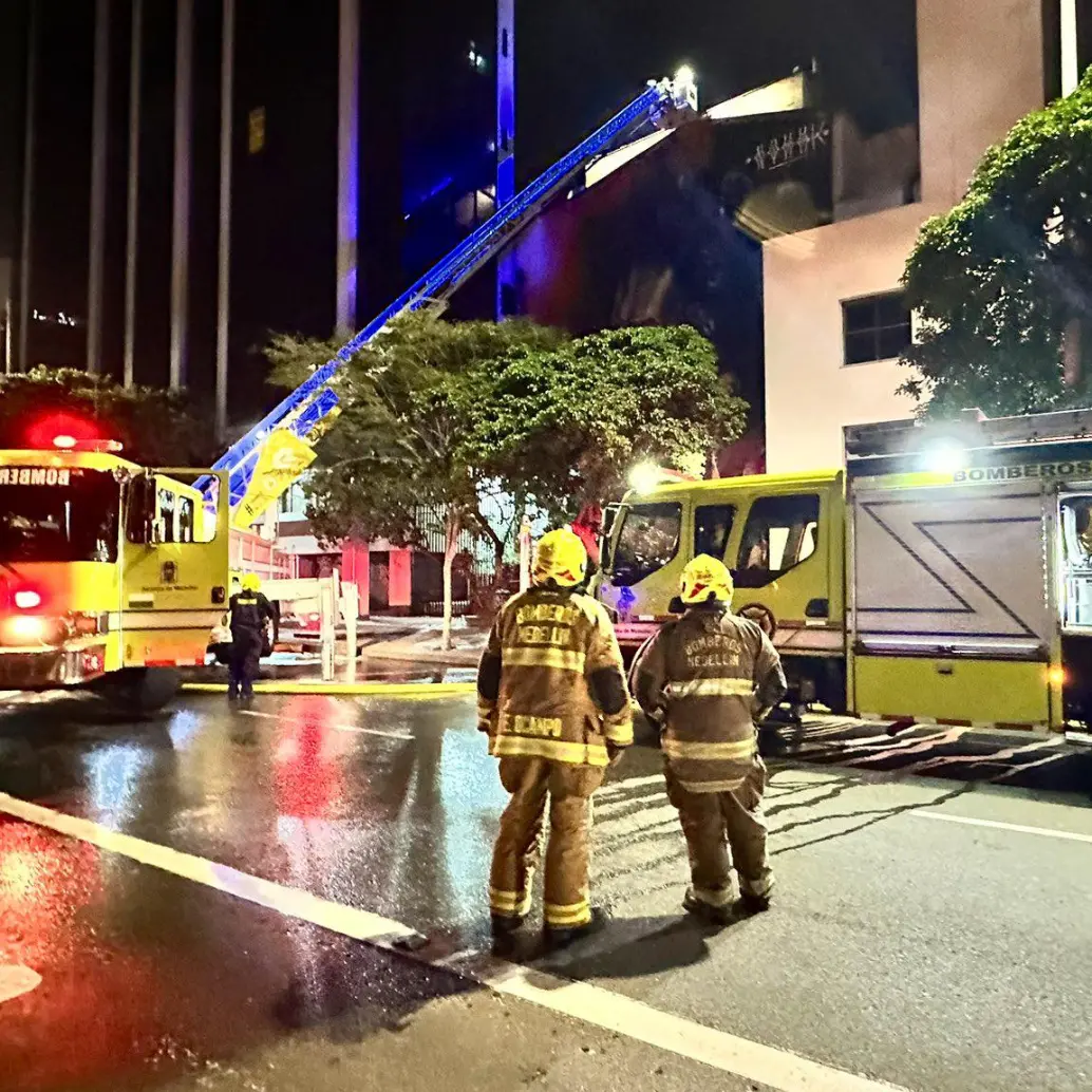 La Clínica Fundadores, ubicada en la Avenida Oriental, sufrió un incendio durante la noche de este martes. FOTO: Cortesía Dagrd