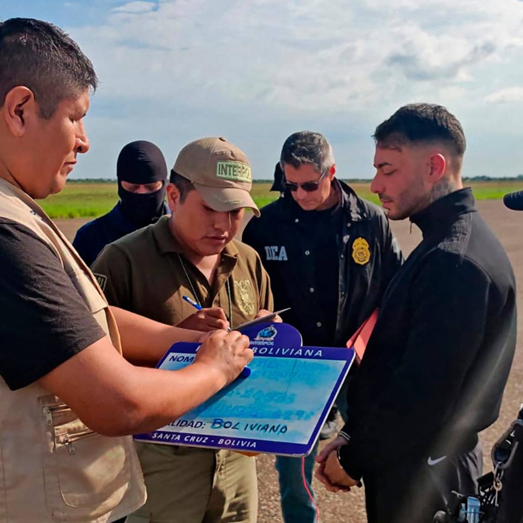 El momento en el que Sebastián Marset fue entregado a la DEA en Bolivia, para su traslado a Estados Unidos. FOTO: AFP