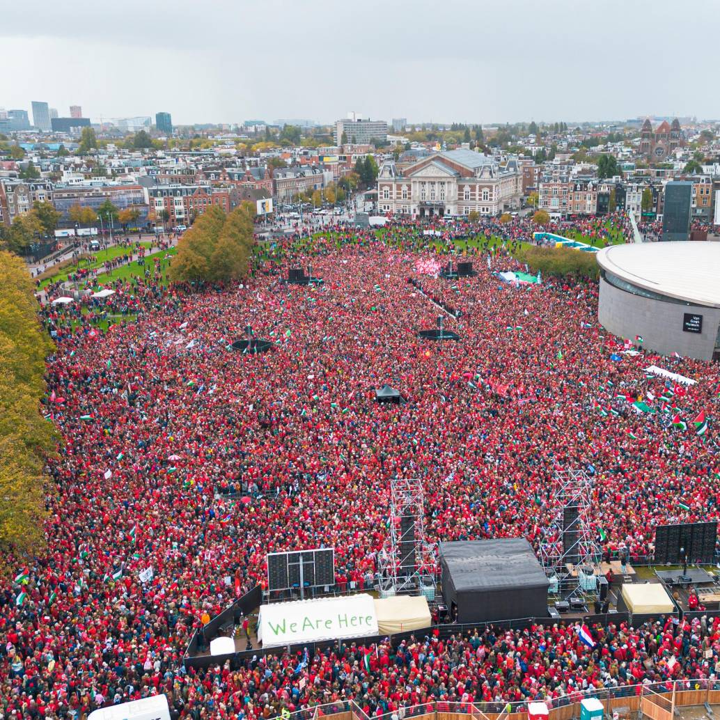 Los manifestantes marcharon<b> </b>varias horas por las calles de Amsterdam pese a la lluvia intermitente que cayó en la ciudad ese 5 de octubre. FOTO: GETTY